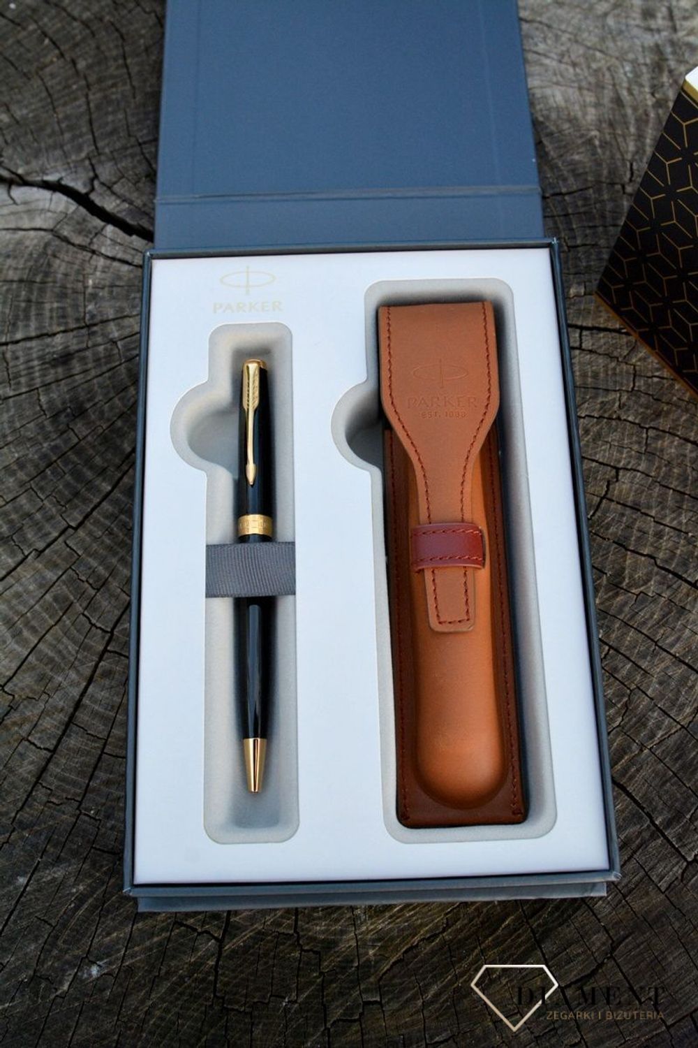 Zestaw prezentowy Parker Długopis czarny CT + Etui brązowe Parker 1931497 (1).JPG